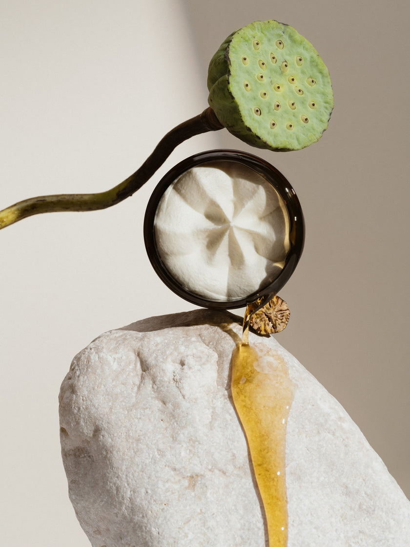 Masło do ciała Pink Lotus Beauty Holybody marki khadi w zbliżeniu