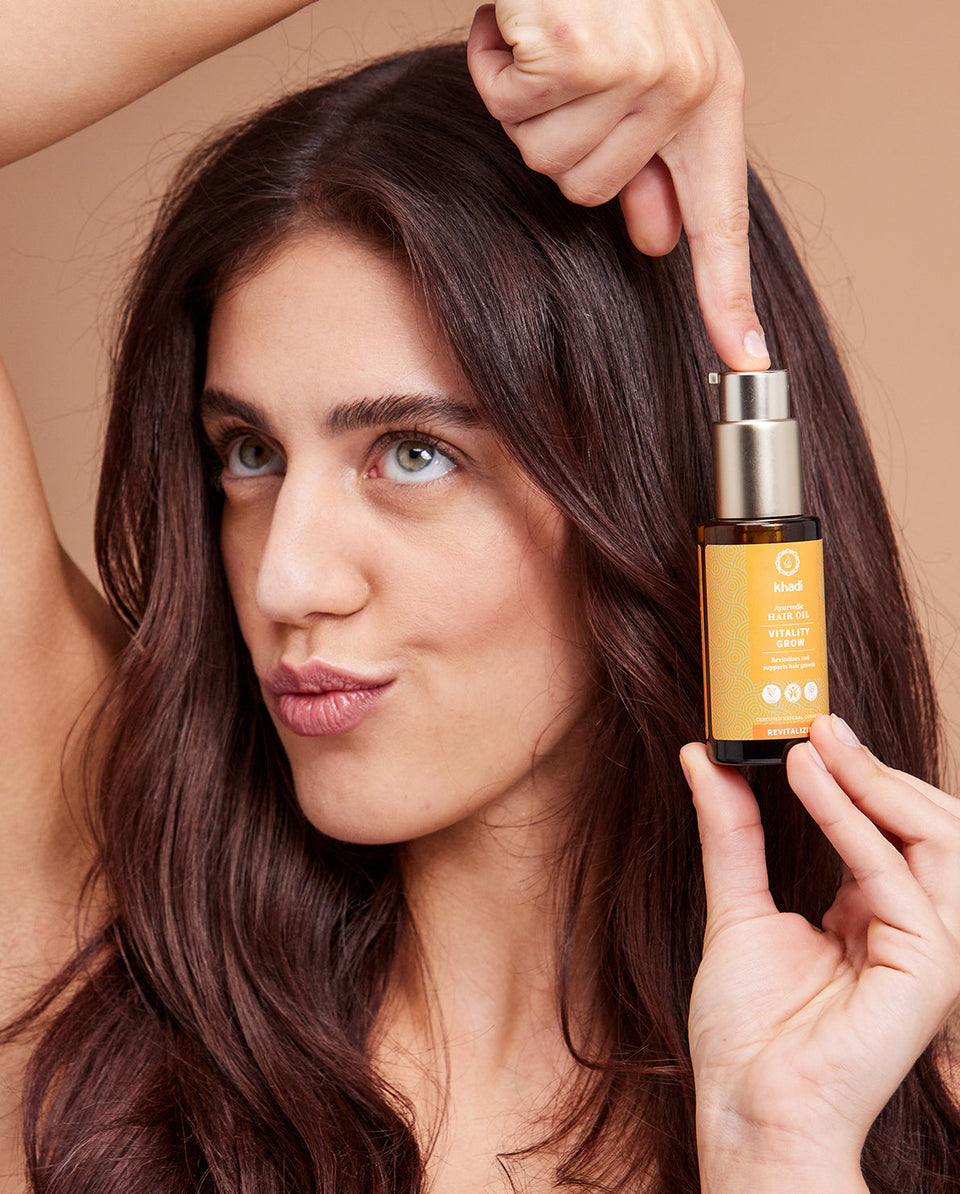 Bild von Orange Vitality Haaröl Anwendung, Handmodell von Khadi