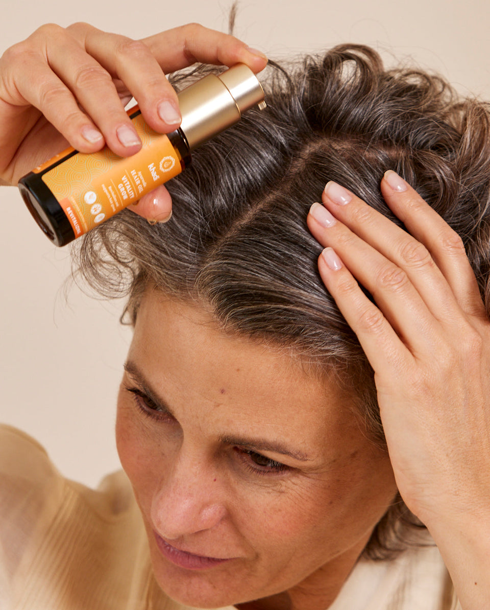 Bild von Orange Vitality Haaröl Anwendung, Handmodell von Khadi