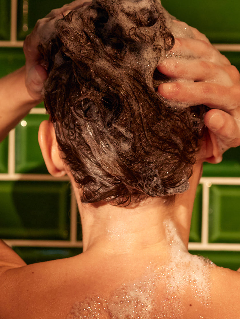 Bild von Shampoo Schaum, Model in der Dusche mit Khadi-Produkt