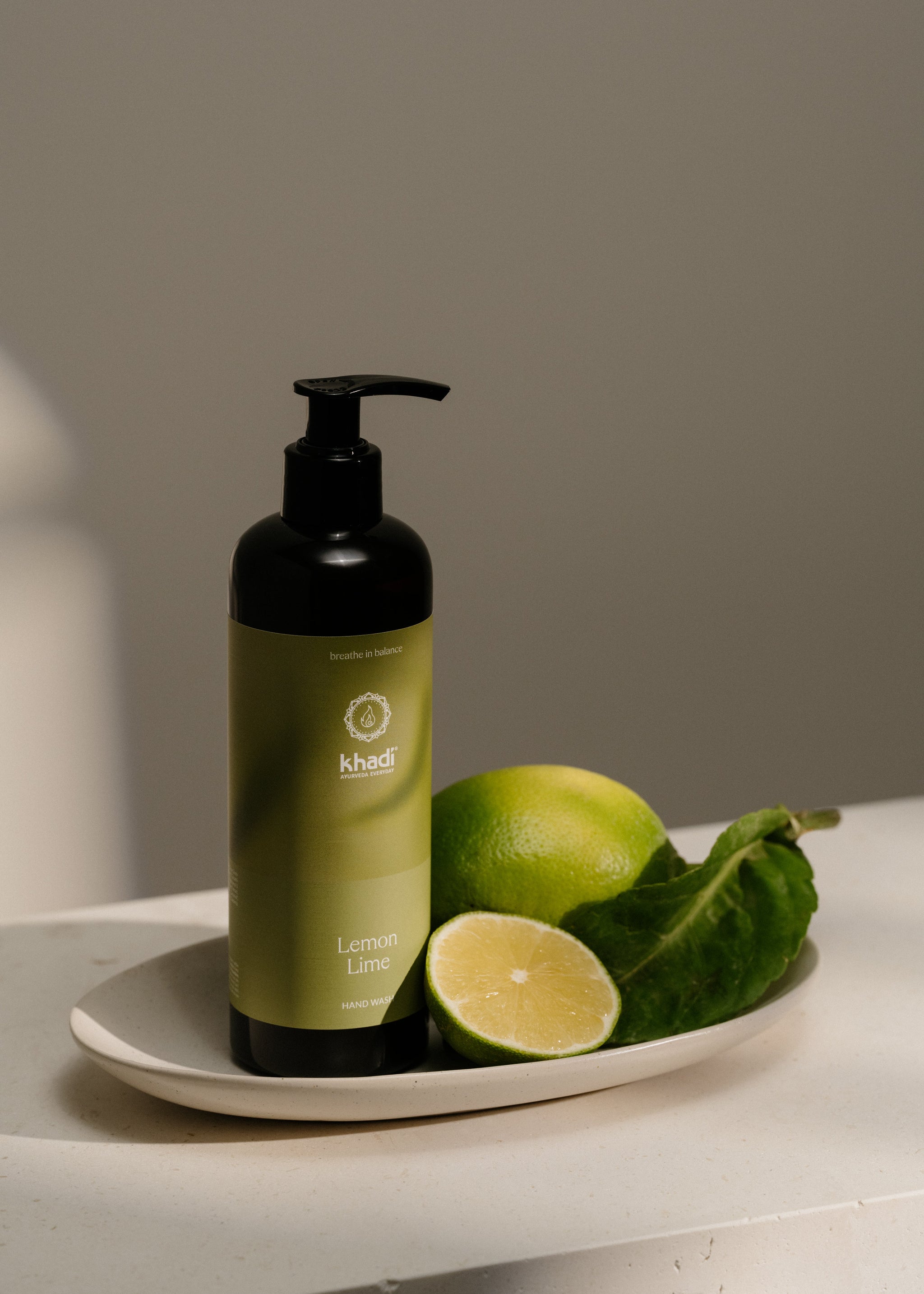 Kreatywna martwa natura mydła do rąk Ayurveda Everyday Lemon Lime – delikatne i rewitalizujące mycie rąk.