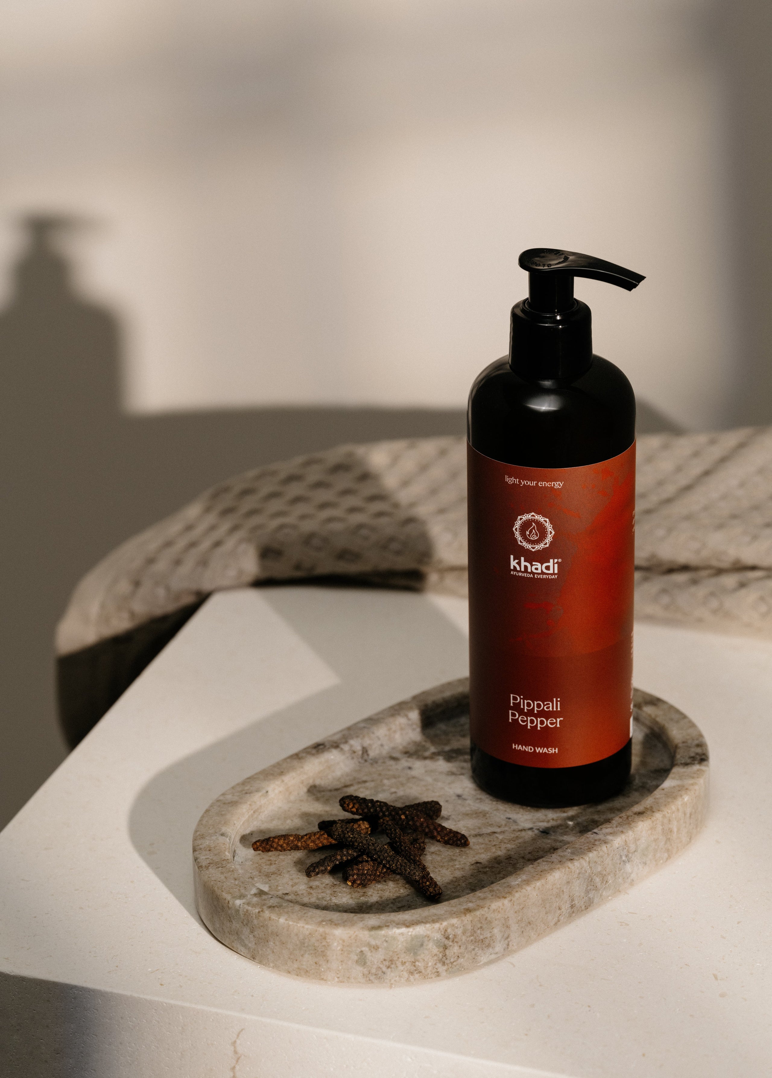 Spokojne życie z Ayurveda Everyday Pippali Pepper Handseife – mydło do rąk o egzotycznym zapachu pieprzu, które delikatnie myje dłonie.