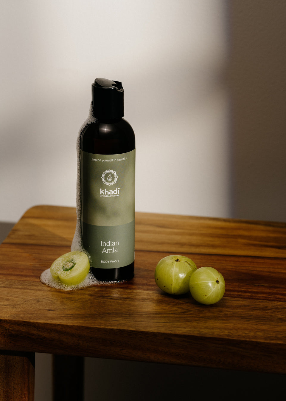 Martwa natura z Ayurveda Everyday Indian Amla Bodywash – pielęgnujący żel do mycia ciała, który dodaje witalności i energii.