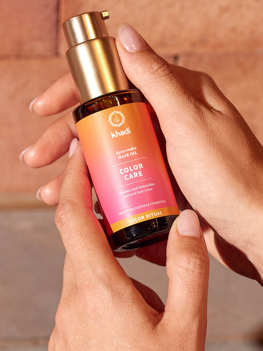 Model dłoni do aplikacji oczyszczającego olejku do włosów i skóry głowy khadi