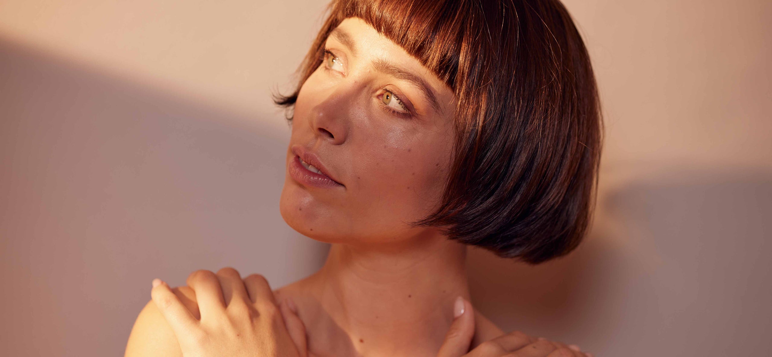 Video von Model mit gepflegter Haut dank Khadi Produkten
