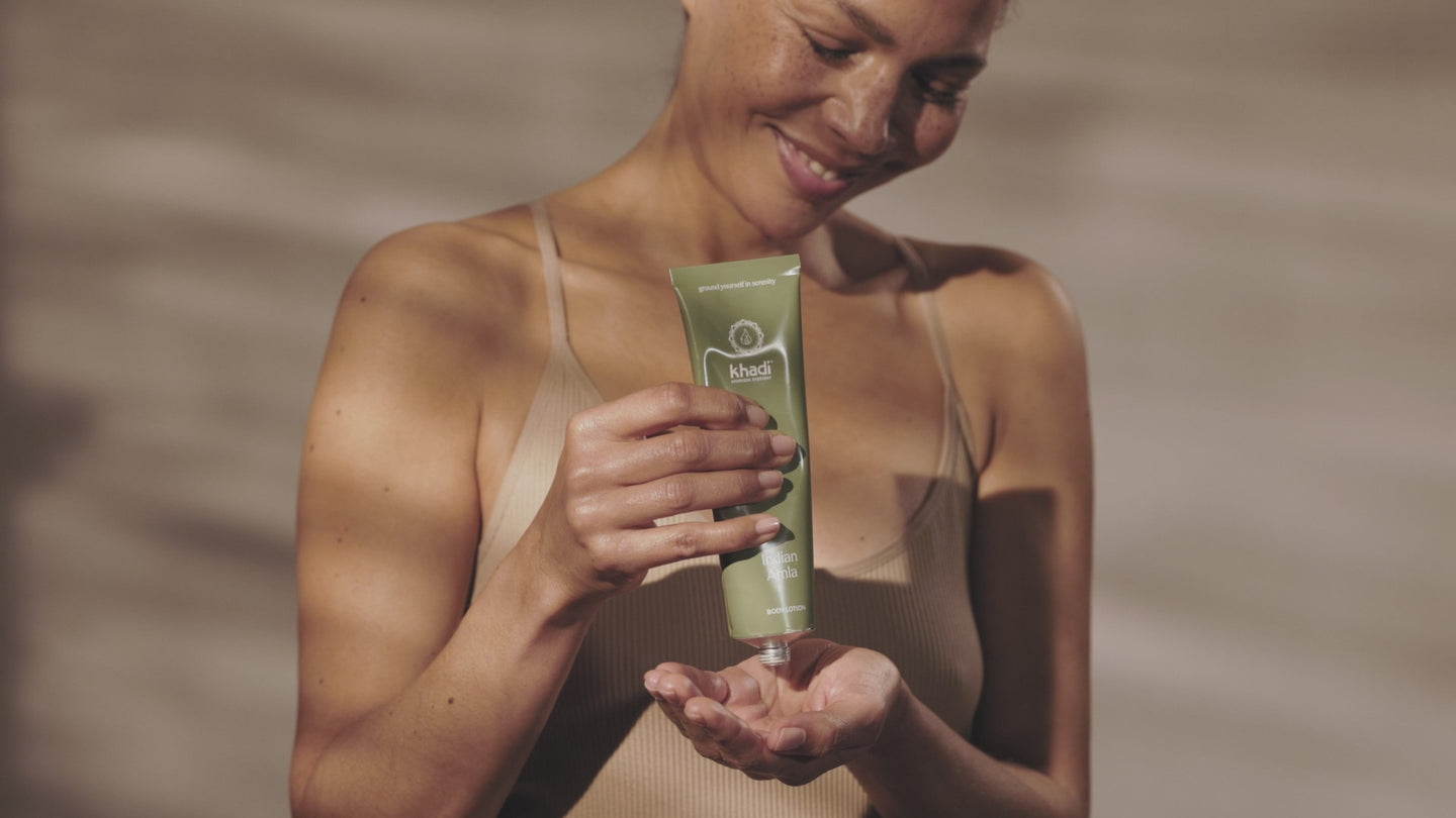 model verwendet die natürliche ayurveda everyday bodylotion von khadi