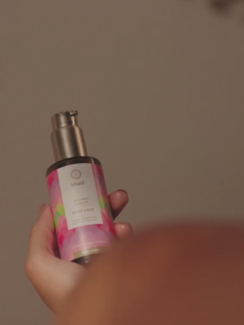 Film przedstawiający olejek do ciała khadi Rose Love na ciele modelki