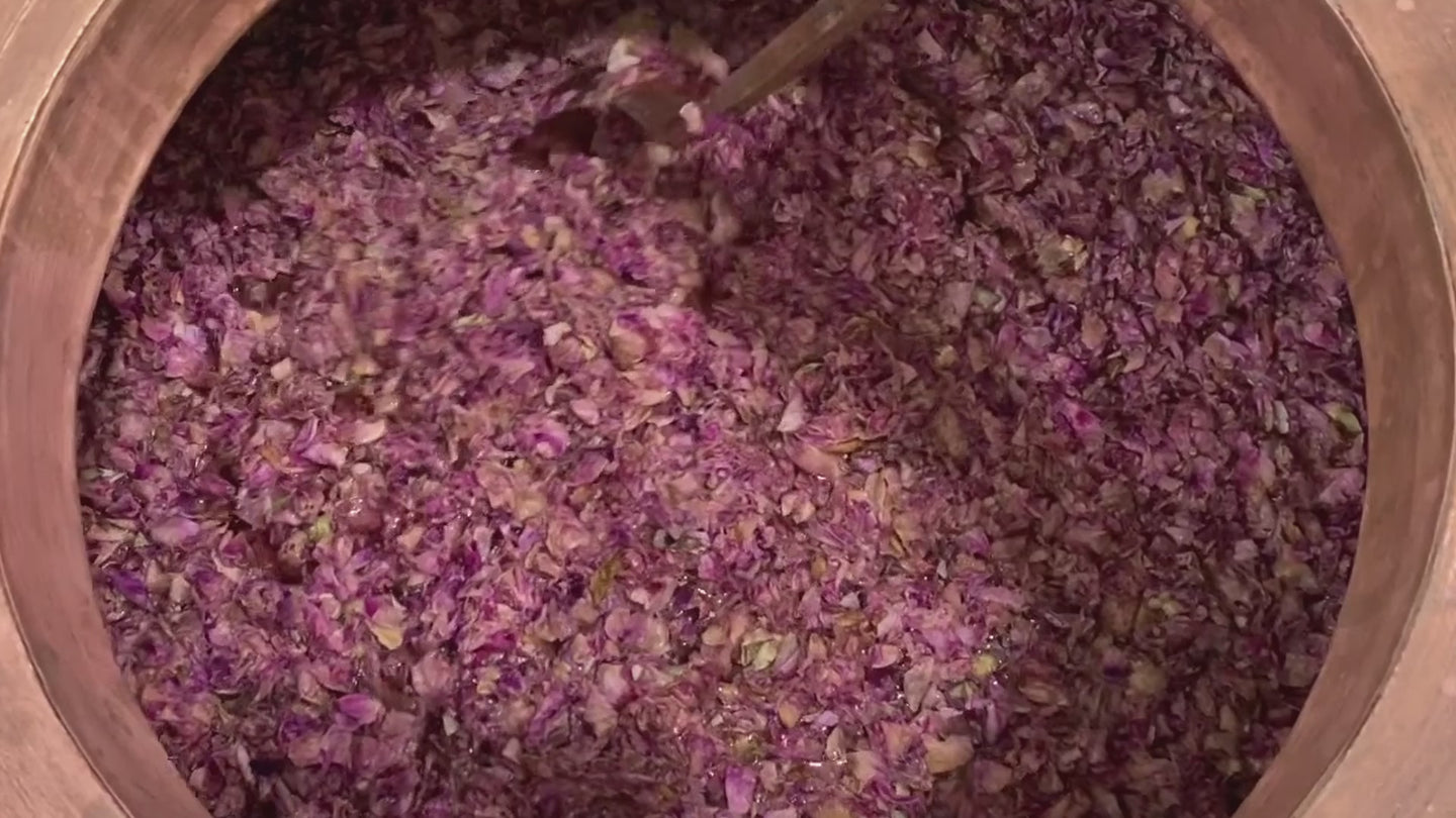 Video von Rosenblättern in einem Bottich für Khadi Haaröl