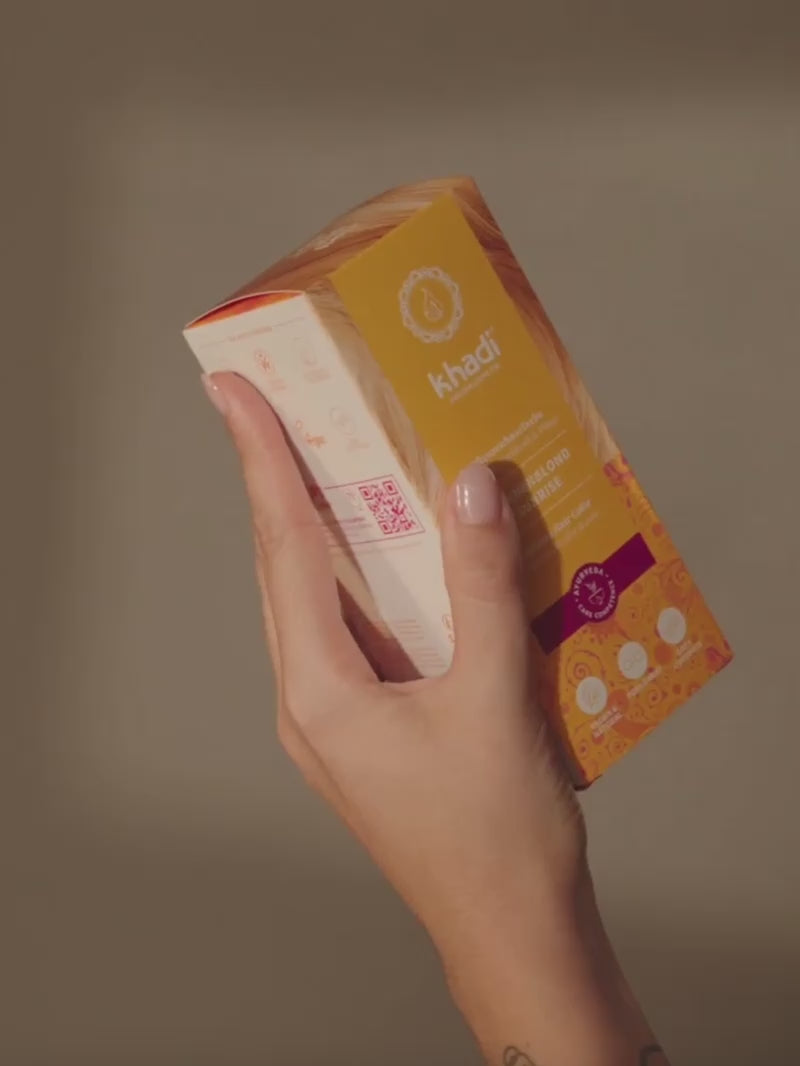 Film przedstawiający roślinną farbę do włosów khadi Sun Blonde