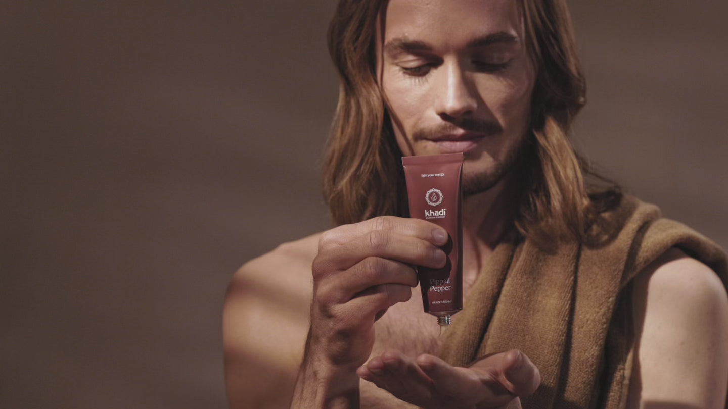 Model verwendet die ayurveda handcreme aus natürlichen Zutaten