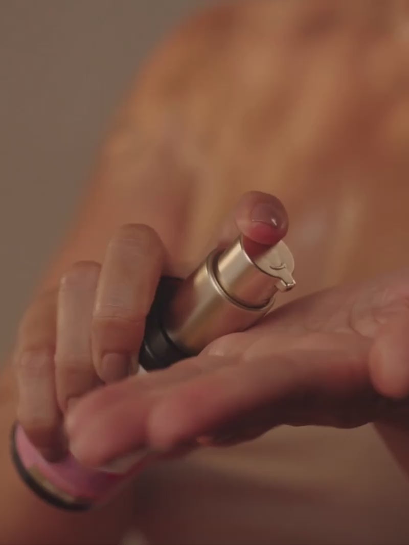 Film przedstawiający olejek do ciała khadi Rose Love na ciele modelki