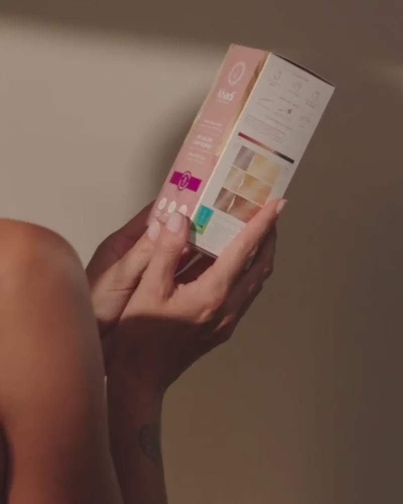 Wideo modelki z roślinnym kolorem włosów khadi jasny blond i opakowaniem