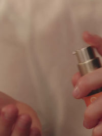 Film przedstawiający mężczyznę stosującego olejek do włosów khadi Color Care