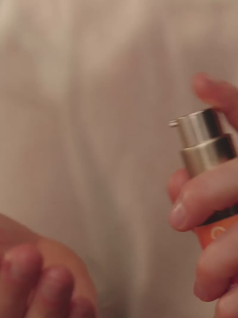 Film przedstawiający mężczyznę stosującego olejek do włosów khadi Color Care