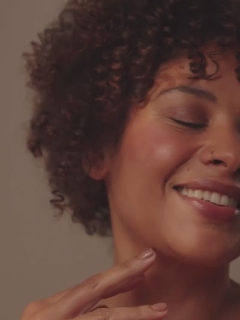 Video von Model mit Kurven und Khadi Hautöl Butter (drittes Video)