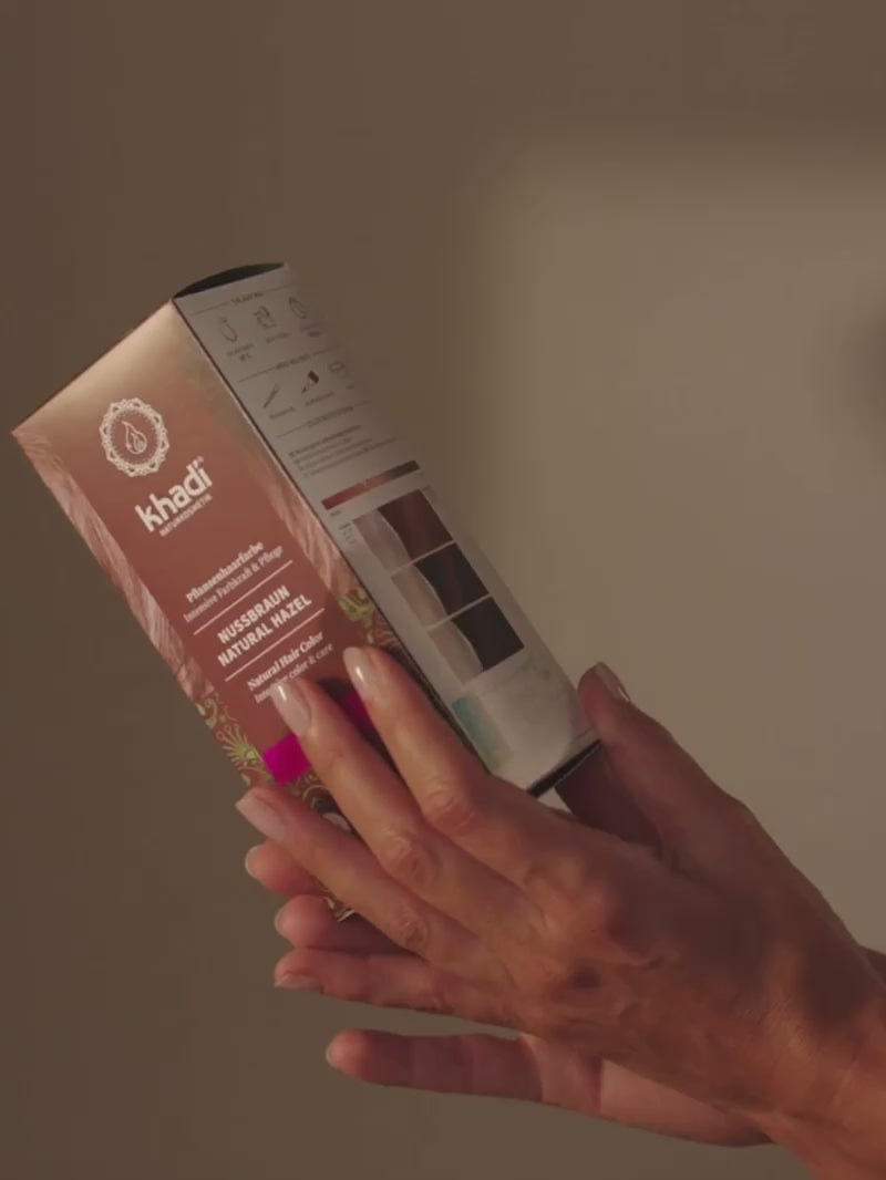Film przedstawiający roślinną farbę do włosów khadi Nut Brown