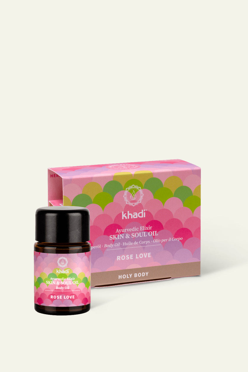 Zdjęcie olejku do ciała Rose Love, modelka prezentuje produkt na nodze