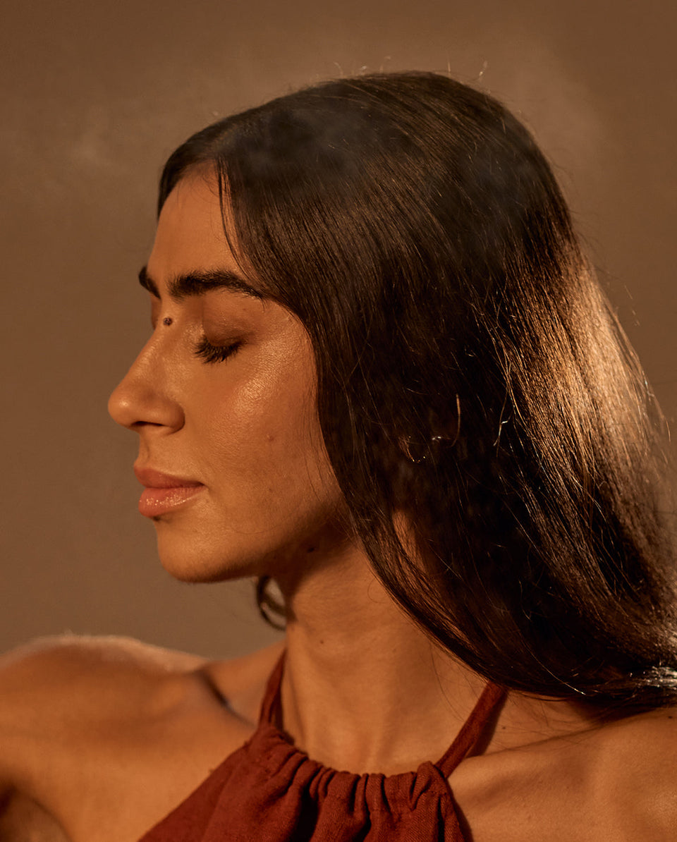Bild von wonder hair tonic, Model hält das Produkt in der Hand